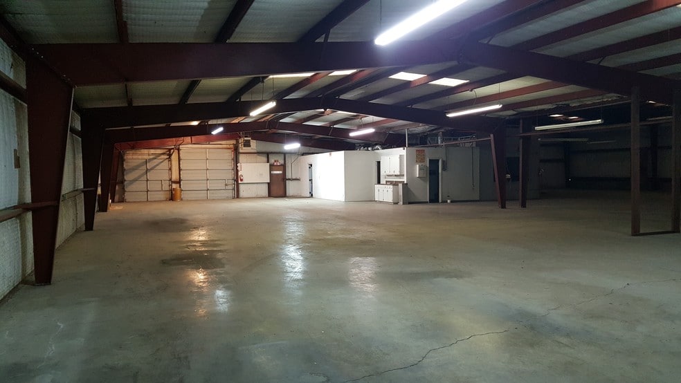 More Photos Of 440 N Broadway St, Joshua Manufacturing For Lease