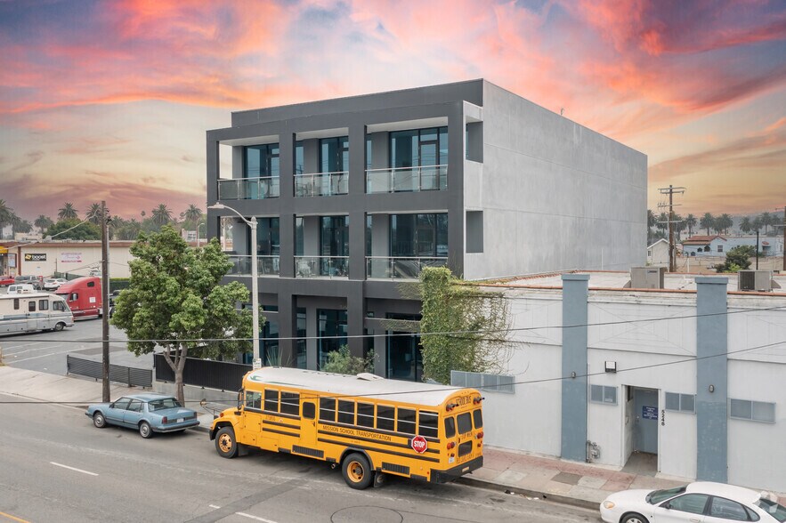 More Photos Of 5242 W Adams Blvd, Los Angeles Loft Creative Space For Lease