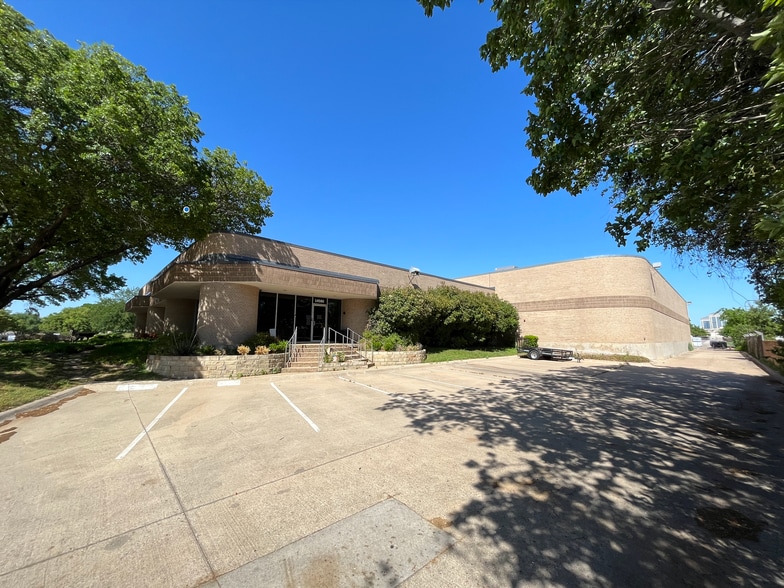 Primary Photo Of 14086 Proton Rd, Dallas Light Manufacturing For Sale