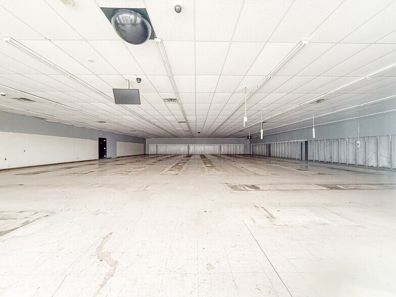 More Photos Of 858 N Central Ave, Batesville Freestanding For Sale