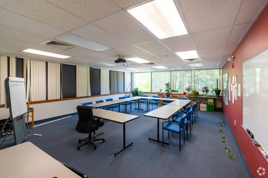 More Photos Of 28 Lord Rd, Marlborough Office For Sale