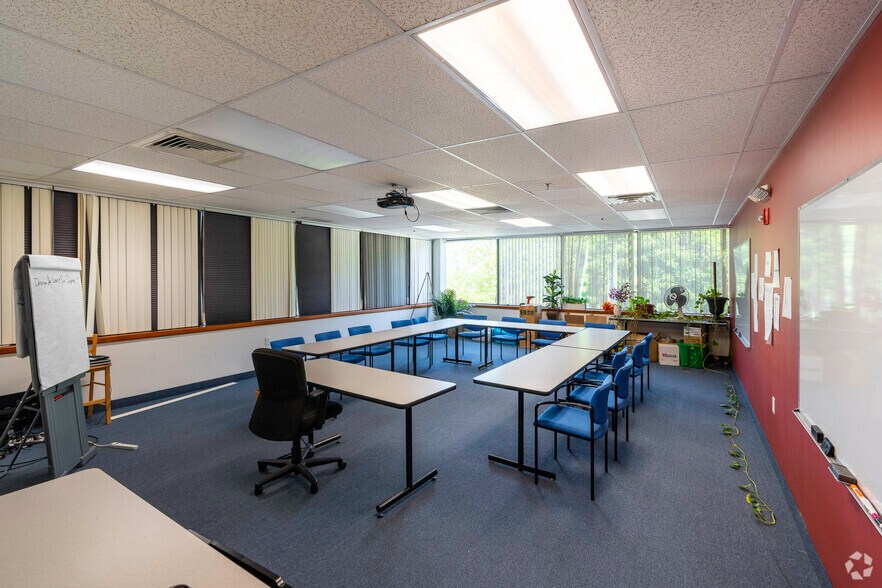 More Photos Of 28 Lord Rd, Marlborough Office For Lease