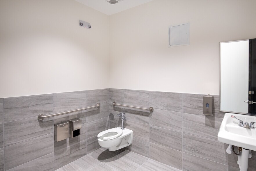 More Photos Of 6851 Cal Turner Dr, San Antonio Distribution For Lease