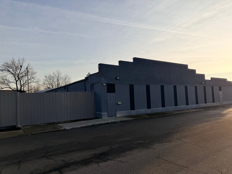 More Photos Of 40-50 Victor St, Highland Park Warehouse For Sale