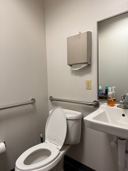 More Photos Of 3310 Aspen Grove Dr, Franklin Medical For Lease