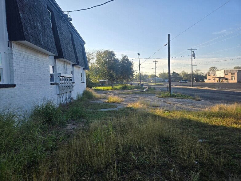 More Photos Of 1200 E Houston St, Beeville Apartments For Sale