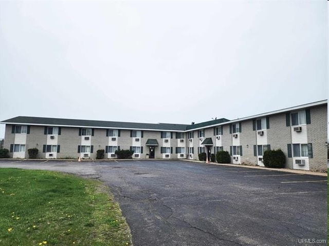 Primary Photo Of 2702 N Stephenson Ave, Iron Mountain Hotel For Sale