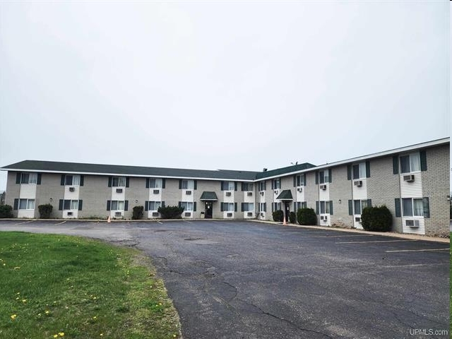 Primary Photo Of 2702 N Stephenson Ave, Iron Mountain Hotel For Sale