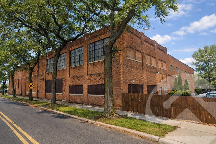 More Photos Of 139 S Summit St, Detroit Warehouse For Sale