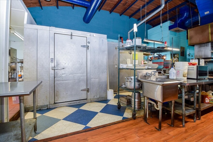 More Photos Of 1212 4th St SW, Roanoke General Retail For Sale