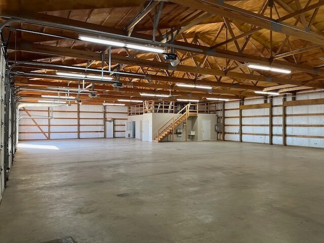 More Photos Of 3222 Commerce Dr, Newburgh Warehouse For Lease