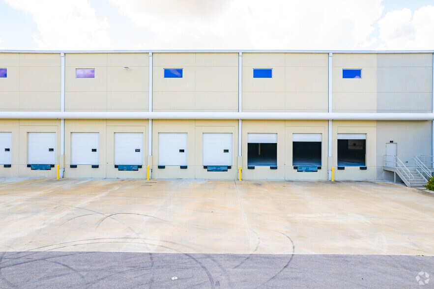 More Photos Of 4020 NW 126th Ave, Coral Springs Distribution For Lease