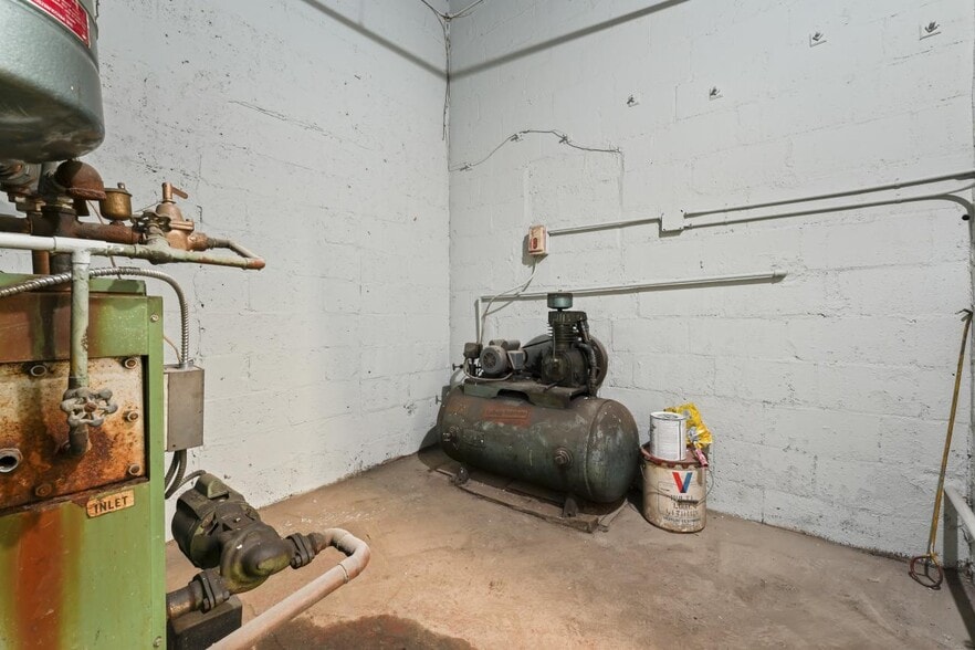 More Photos Of 178 Columbia Tpke, Rensselaer Auto Repair For Sale