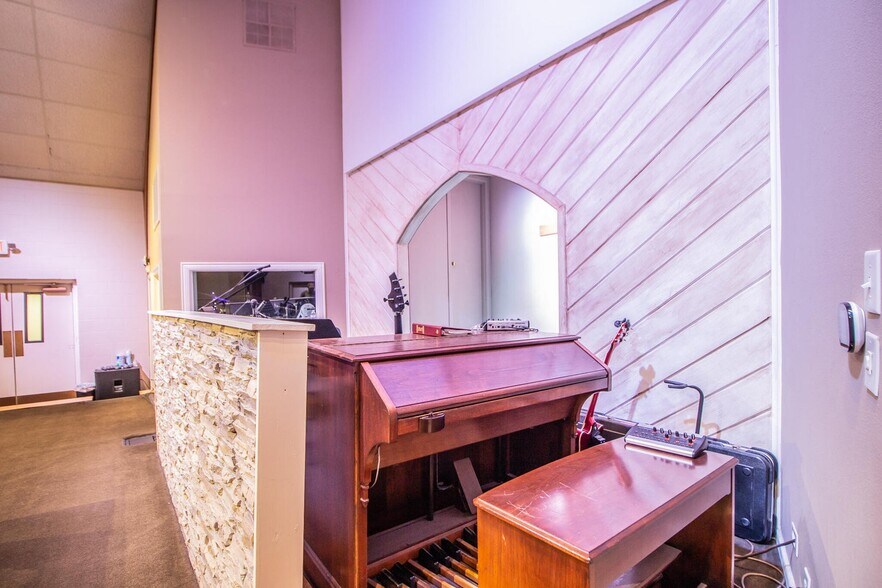 More Photos Of 1601 44th St, Lubbock Religious Facility For Sale