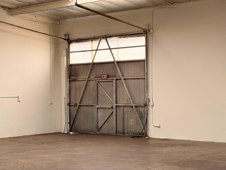 More Photos Of 3035 S Halladay St, Santa Ana Warehouse For Lease