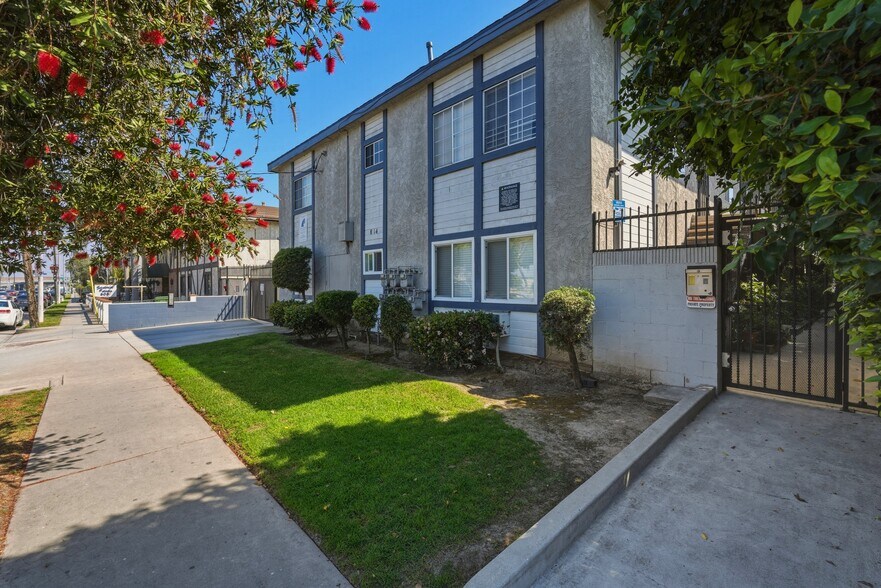 More Photos Of 814 W Redondo Beach Blvd, Gardena Apartments For Sale
