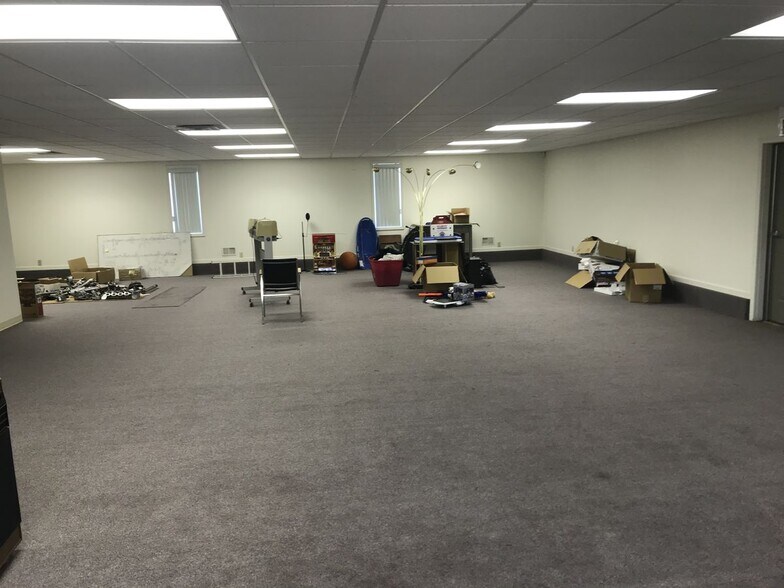 More Photos Of 820 Bridgeview N, Saginaw Office For Sale