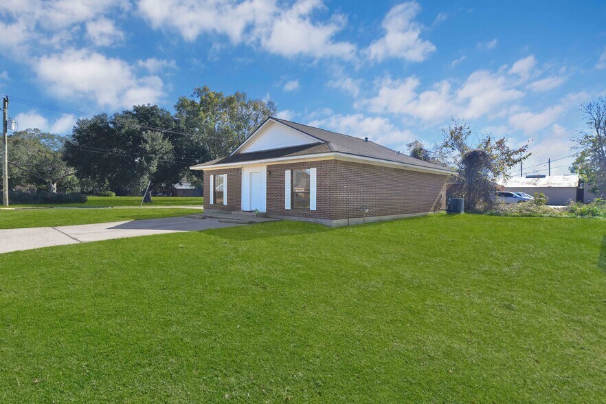 More Photos Of 1522 Sam Houston St, Liberty Office For Sale