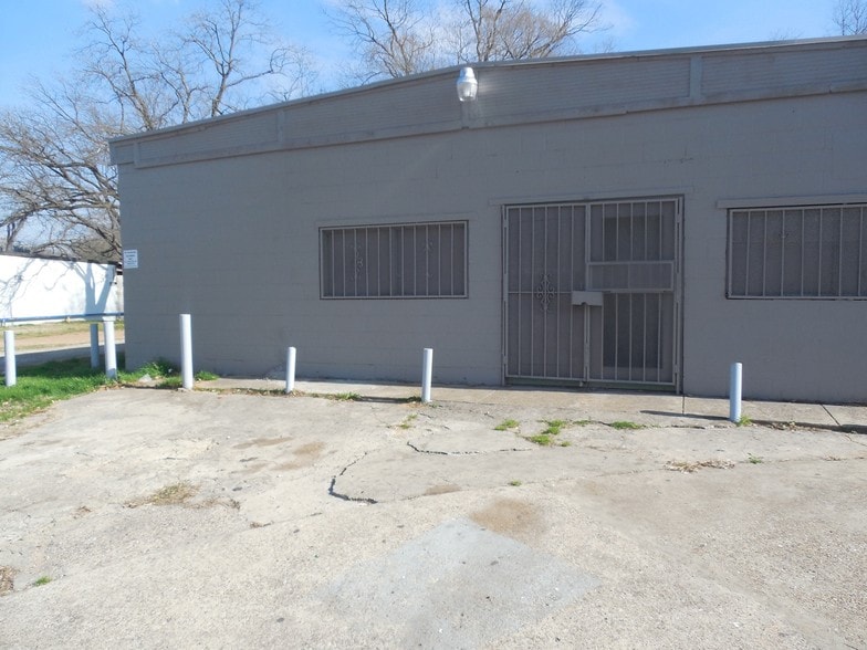 More Photos Of 3744 Dixon Ave, Dallas Freestanding For Lease