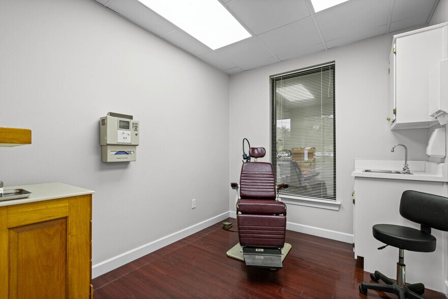 More Photos Of 3664 College Ln S, Mobile Medical For Sale