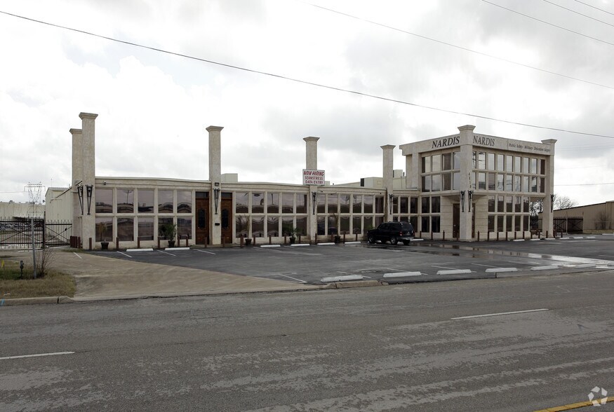 More Photos Of 4818 E IH-10, San Antonio Warehouse For Lease