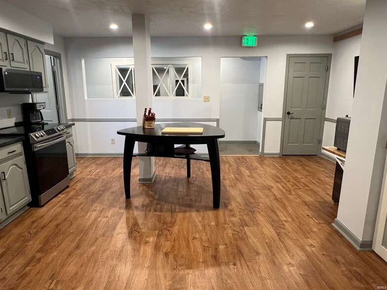 More Photos Of 128 W Walnut St, Kokomo Flex For Sale