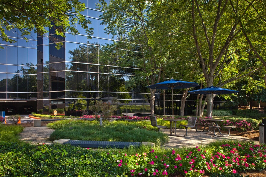 More Photos Of 400 Interstate N Pky SE, Atlanta Office For Lease