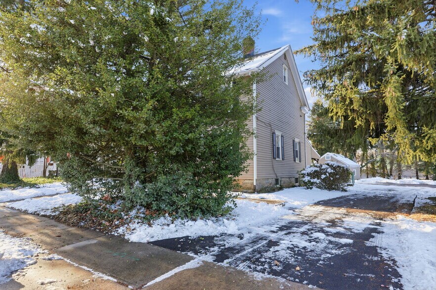More Photos Of 2695 Main St, Lawrence Apartments For Sale