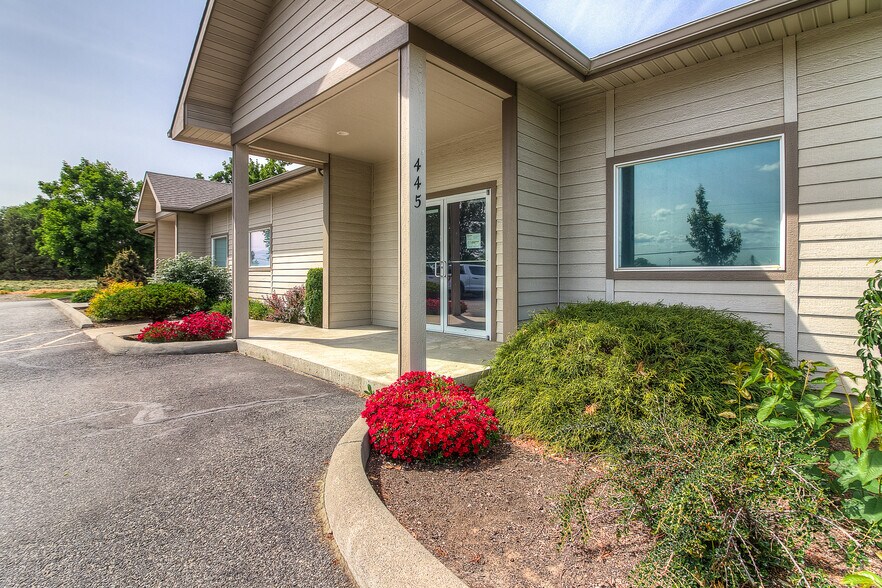 More Photos Of 445 Barnard Blvd, Sunnyside Office For Sale