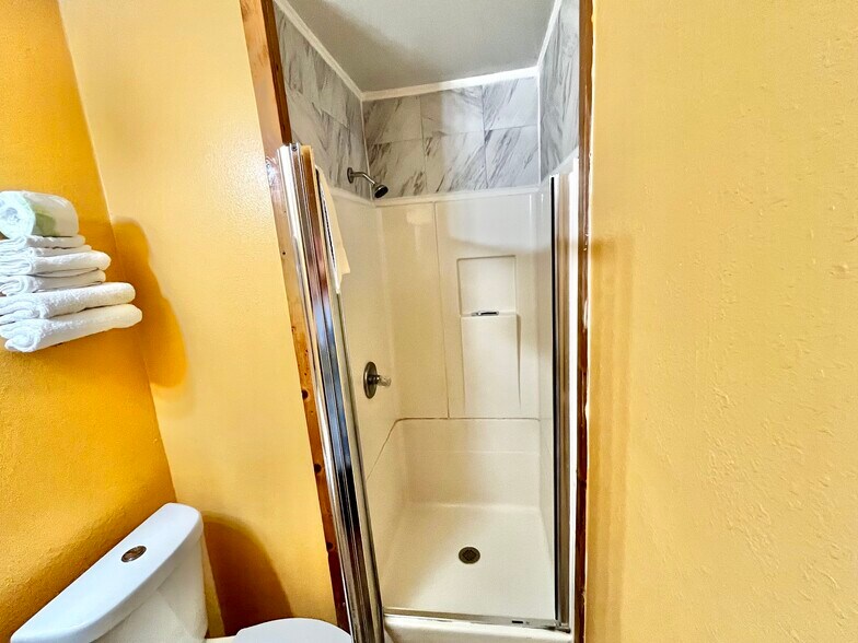 More Photos Of 215 N Broadway St, Post Hotel For Sale