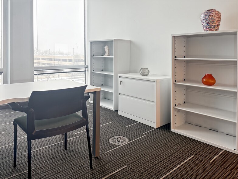 More Photos Of 10 N Martingale Rd, Schaumburg Coworking Space