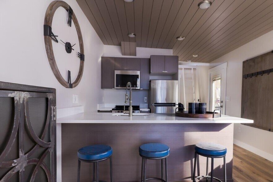 More Photos Of 280 E Washington Ave, Hayden Apartments For Sale