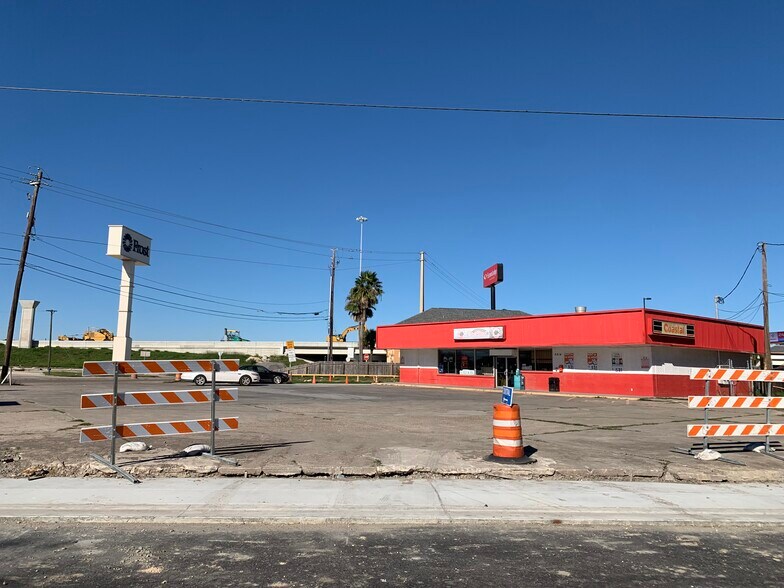 Primary Photo Of 2214 Leopard St, Corpus Christi General Retail For Lease