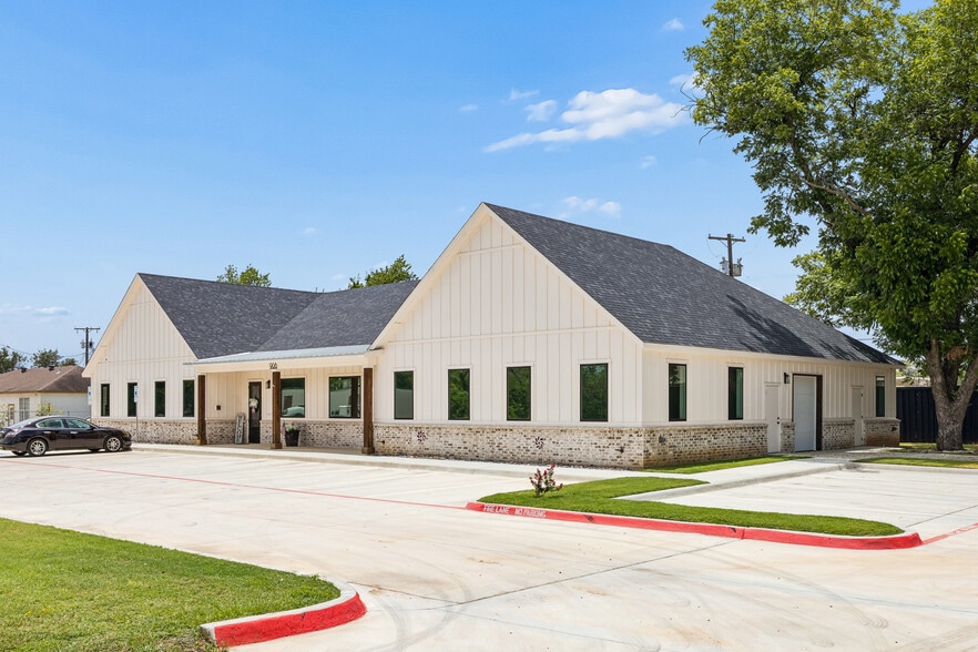 More Photos Of 908 Cresthaven Dr, Euless Showroom For Lease