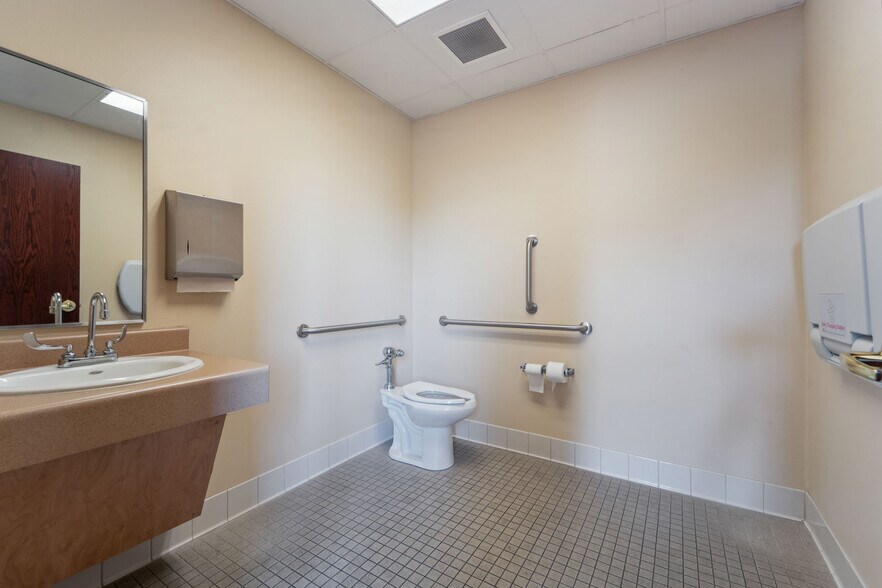 More Photos Of 790 Eastgate Dr, Ripon Medical For Sale