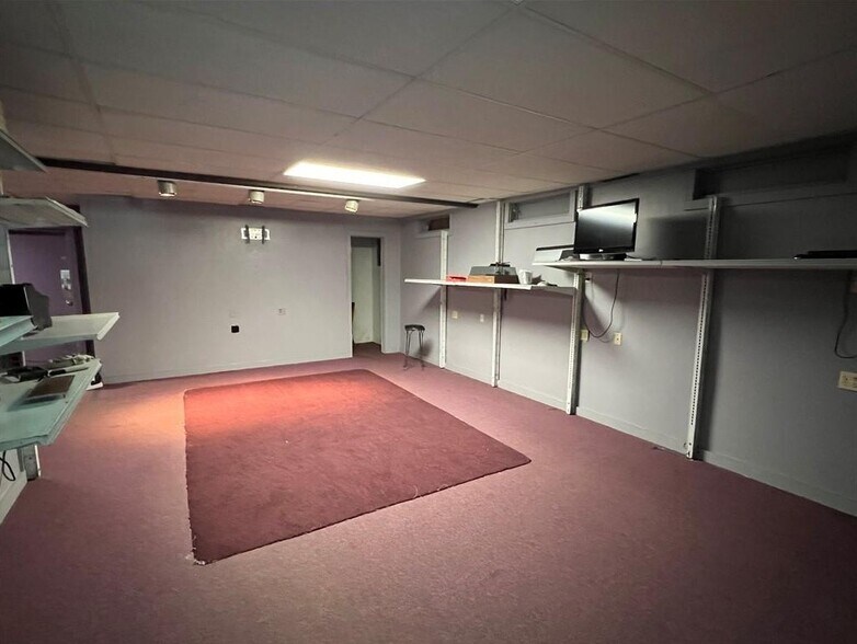 More Photos Of 1000-1004 1st Ave E, Newton Warehouse For Sale