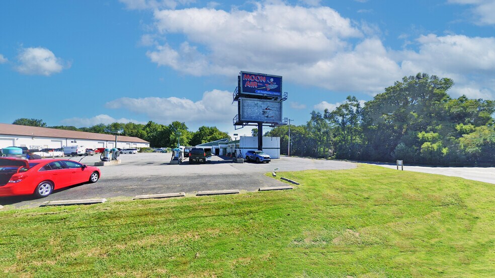 More Photos Of 106 Albe Dr, Newark Showroom For Sale