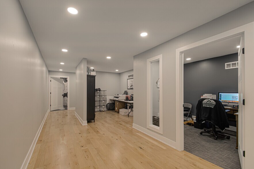 More Photos Of 1600 SW Market St, Lee's Summit Office For Sale