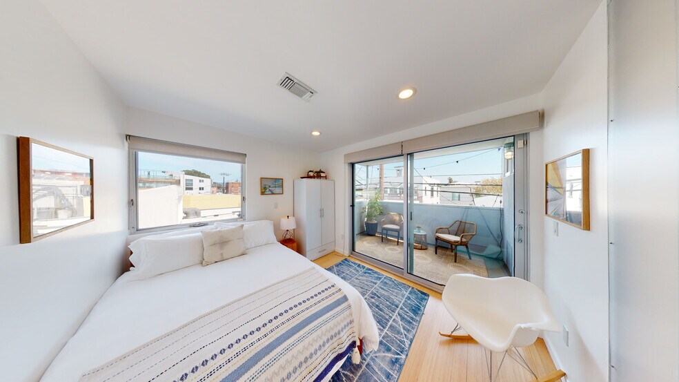 More Photos Of 1410 Pacific Ave, Venice Office For Sale