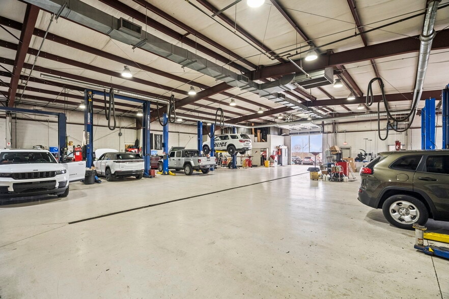 More Photos Of 3450 Tom Austin Hwy, Springfield Auto Dealership For Lease