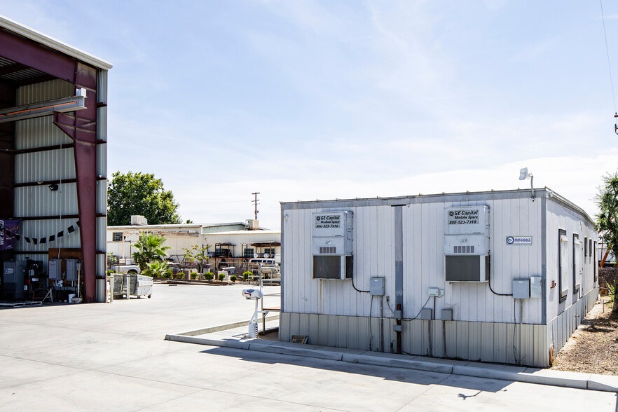 More Photos Of 1300 32nd St, Bakersfield Warehouse For Sale