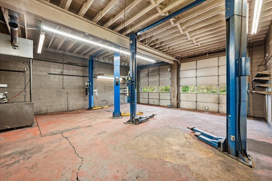 More Photos Of 101 Rock Cliff Dr, Martinsburg Auto Repair For Sale