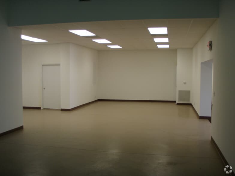 More Photos Of 1901 S Federal Hwy, Fort Lauderdale Showroom For Sale