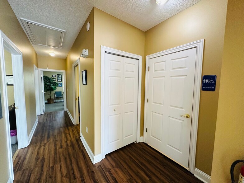 More Photos Of 12443 San Jose Blvd, Jacksonville Medical For Lease