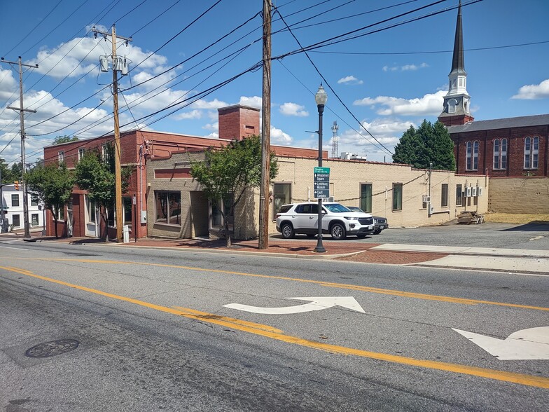 Primary Photo Of 400 5th St, Lynchburg Storefront For Lease