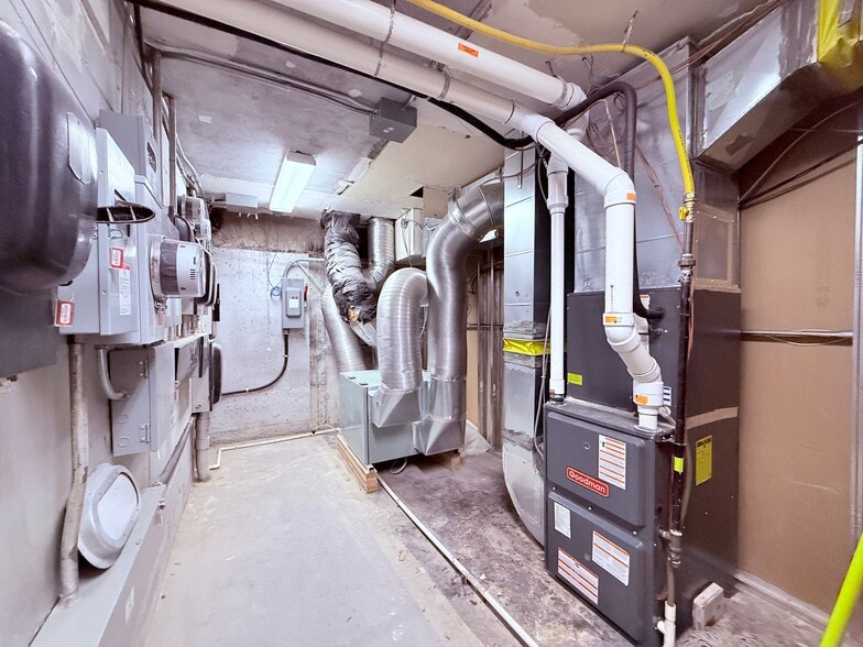 More Photos Of 391 Bank St, Ottawa Storefront Retail Office For Sale