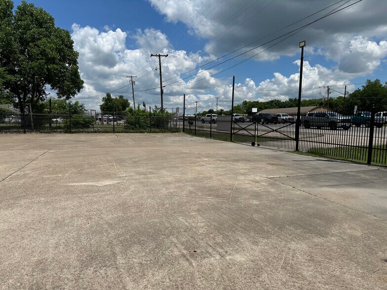 More Photos Of 1705 N Main St, Cleburne Auto Dealership For Sale