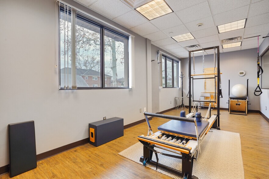 More Photos Of 10 E Willow St, Millburn Office For Lease