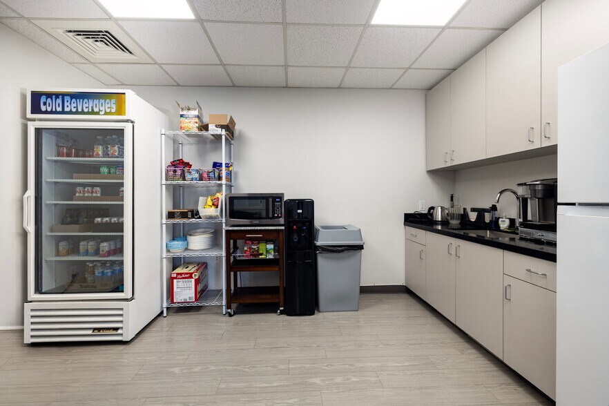 More Photos Of 21 E Victoria St, Santa Barbara Office For Lease