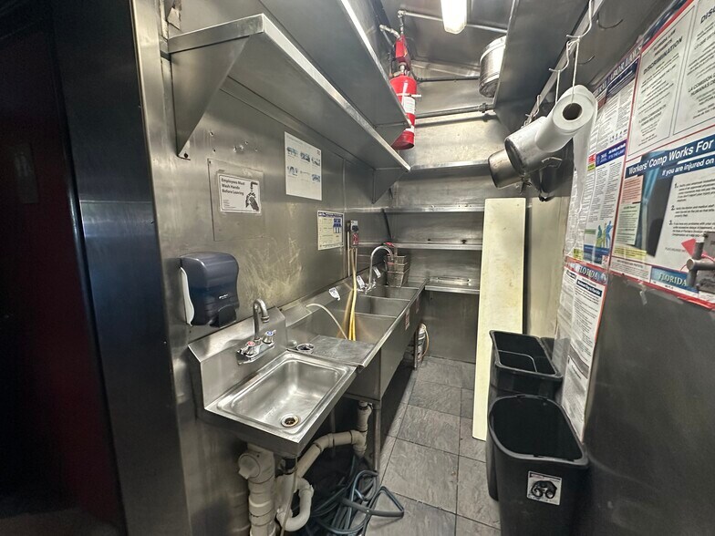 More Photos Of 1810-1818 S Young Cir, Hollywood Restaurant For Lease